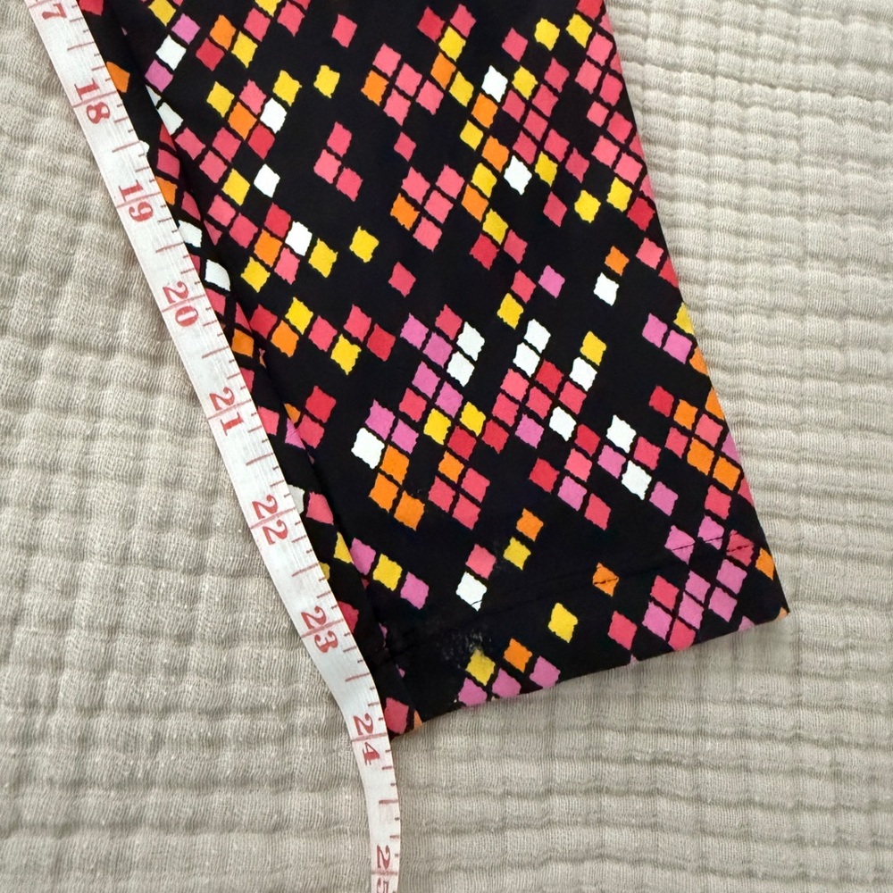 Liquido High End Brand Pink and Orange Dynamic Capri Yoga pants - Picture 2 of 3